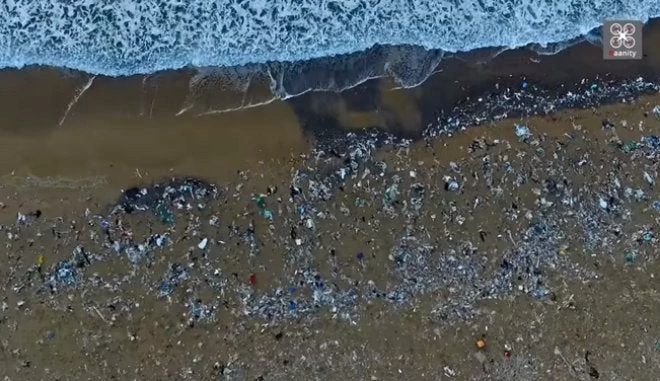 Η πιο βρώμικη παραλία της Ελλάδας – Δείτε που βρίσκεται (βίντεο)